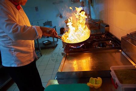 厨师在饭店厨房做饭 烧火煮饭烤箱蔬菜帽子服务美食男性食物餐厅盘子职业图片