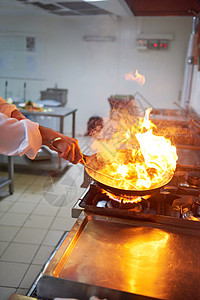 厨师在饭店厨房做饭 烧火煮饭教育食物盘子美食职业男人成人学校烹饪沙拉图片