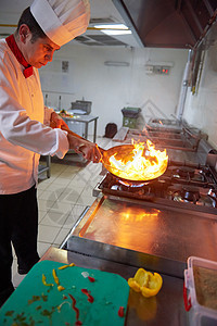 厨师在饭店厨房做饭 烧火煮饭职业烹饪蔬菜盘子美食男人男性酒店服务成人图片