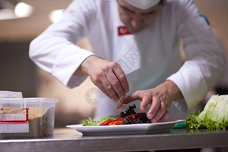 烹饪和装饰食品的厨房厨师餐厅男人工作食物成人白色蔬菜盘子沙拉帽子图片