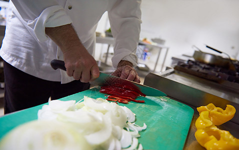 饭店厨房厨师用刀片切菜蔬菜沙拉木板职业食物美食男人成人教育酒店图片