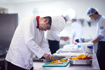 饭店厨房厨师用刀片切菜食物工作服务餐厅男性男人教育学校成人木板图片