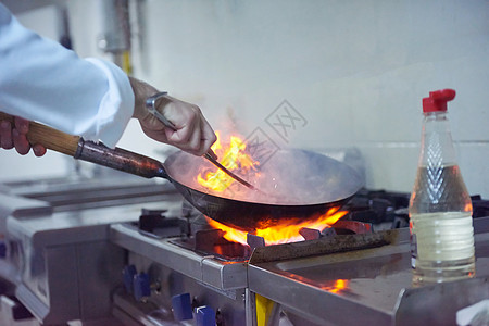 厨师在饭店厨房做饭 烧火煮饭蔬菜沙拉盘子职业学校酒店成人工作教育男性图片