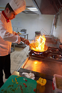 厨师在饭店厨房做饭 烧火煮饭沙拉蔬菜学校男人餐厅食物帽子服务烹饪烤箱图片