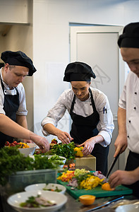 做饭的小组厨师和厨师职业盘子食物商业同事酒店美食厨房男人餐饮图片