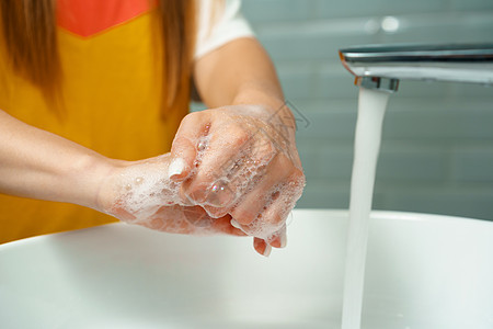 近距离靠近一个女人 在浴室洗手池里洗手护理细菌溪流清洁度卫生液体肥皂气泡指甲洗手间图片
