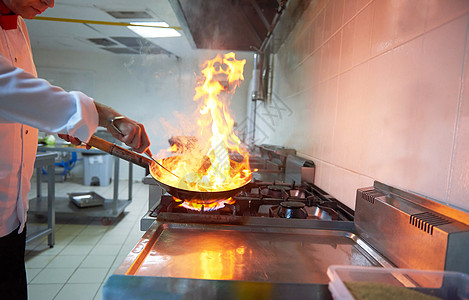 厨师在饭店厨房做饭 烧火煮饭餐厅美食男人蔬菜工作沙拉男性烹饪成人食物图片