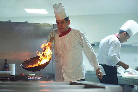 厨师在饭店厨房做饭 烧火煮饭美食餐厅食物烤箱男性帽子烹饪蔬菜学校成人图片