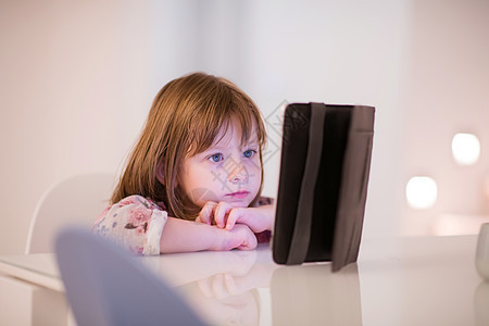 使用数字平板电脑玩儿童游戏互联网教育童年学习学校女性孩子软垫技术孩子们图片