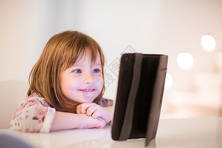 使用数字平板电脑玩儿童游戏房间孩子们女性女孩屏幕工具闲暇孩子软垫技术图片
