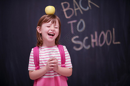 儿童头顶有苹果小学生喜悦女性班级童年黑板女孩知识瞳孔孩子图片