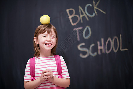 儿童头顶有苹果班级女学生数字小学生幼儿园学生女性课堂孩子背包图片