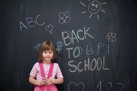 背背背书写黑纸板的女童孩子们孩子粉色绘画知识童年教育微笑背包黑板图片