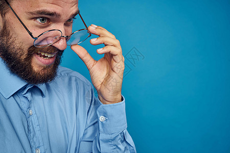 戴眼镜的男商务人士情绪色彩蓝背景职业成功情感头发微笑办公室男人快乐商务衬衫图片