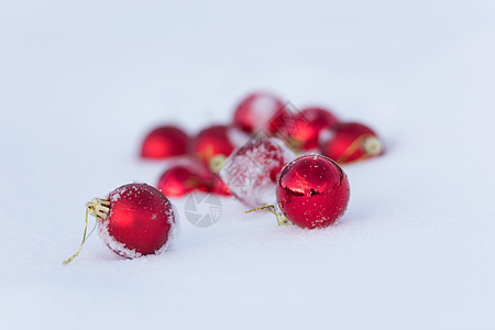 清雪中的红圣诞节球派对玩具季节庆典装饰品装饰阴影玻璃小玩意儿雪花图片