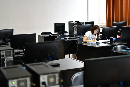1名学生在计算机教室课堂上学习女性互联网班级女孩教育演讲图书馆大学监视器科学图片