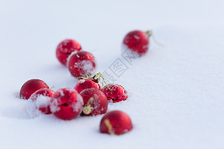 清雪中的红圣诞节球派对雪花阴影风格庆典装饰装饰品季节玩具假期背景图片