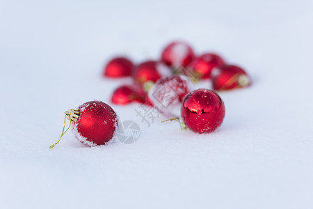 清雪中的红圣诞节球雪花风格派对阴影小玩意儿装饰庆典假期玩具玻璃背景图片