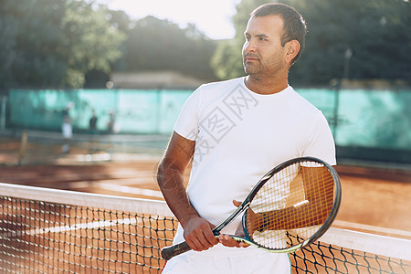 网球场附近的粘土场站着的网拍人老师玩家男人教练网球法庭运动红土人手图片