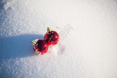 鲜雪中的红圣诞节舞会雪花玩具假期小玩意儿风格装饰装饰品玻璃庆典季节图片