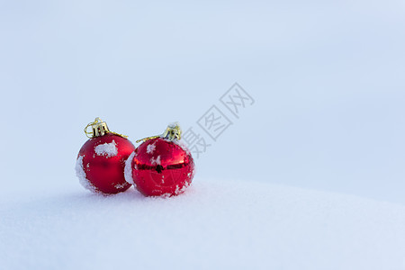 清雪中的红圣诞节球玩具装饰假期雪花阴影玻璃庆典乐趣装饰品派对背景图片