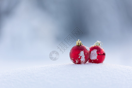 清雪中的红圣诞节球季节小玩意儿玻璃装饰乐趣风格雪花假期玩具派对背景图片