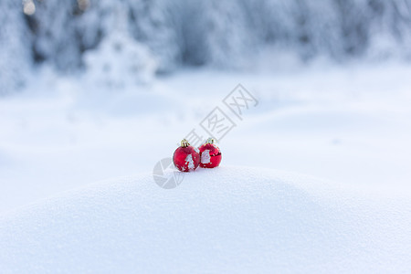 清雪中的红圣诞节球装饰假期庆典玻璃风格乐趣装饰品季节小玩意儿雪花背景图片