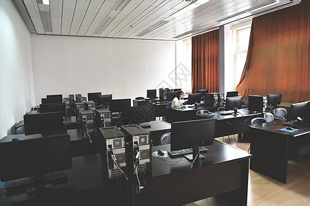 1名学生在计算机教室课堂上学习电脑图书馆互联网训练班级房间演讲商业技术女士图片