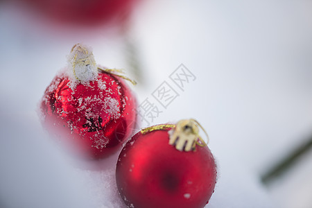 清雪中的红圣诞节球假期玩具装饰品庆典风格装饰小玩意儿雪花玻璃阴影图片