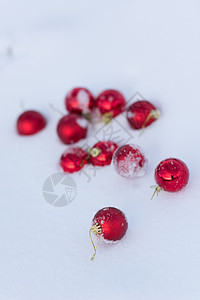 清雪中的红圣诞节球假期季节装饰雪花小玩意儿乐趣玩具阴影派对庆典图片