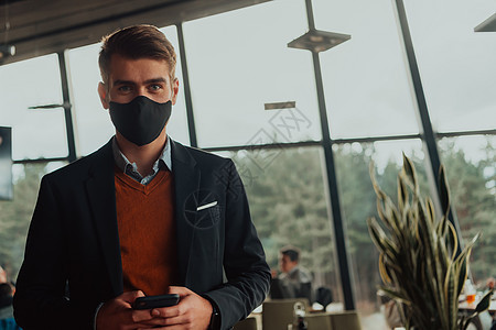 办公室内戴保护面罩的男商务人士卫生流感口罩安全危险预防面具男人移植管理人员图片