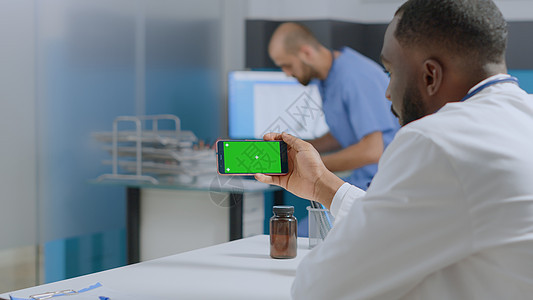 非洲专家医生 研究如何模拟绿色屏幕染色体的非洲专业医生 关键智能手机图片