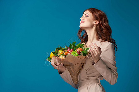 一位女性美甲大衣水果花束的肖像画 手握着丰富多彩的背景营养作品运动蔬菜素食主义者礼物食物饮食植物展示图片