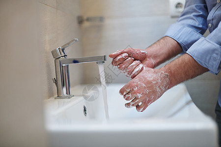 男性在浴室用手打手手指棕榈肥皂预防龙头流感工作皮肤泡沫微生物图片