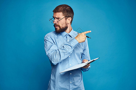 戴眼镜的男商务人士情绪色彩蓝背景领带商务喜悦经理成功老板成人工作室男生微笑图片