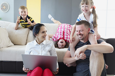 幸福快乐的笑笑家庭在客厅共度时光图片