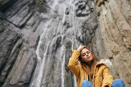 带背背背山的妇女徒步旅行者 旅行冒险自由女孩悬崖摄影女郎天空远足女士沙漠游客假期图片