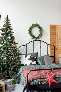圣诞时装饰的美丽舒适的卧室假期风格庆典沙发装饰品季节房子房间窗户蜡烛图片