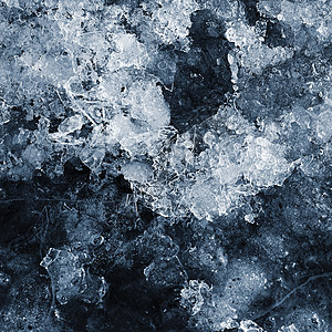 小溪上冰的宏观拍摄 自然冬季背景季节蓝色窗户阳光冰柱天气雪花寒冷冻结玻璃图片