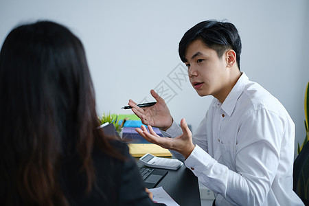 商务人士主管正在与候选人会面并交谈 办公室商务会议和面试概念雇主资源招聘就业协议职业笔记本套装工人经理图片