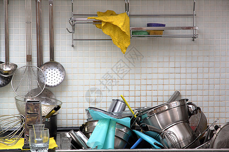 厨房的脏尿液用具盘子合金杯子家务垃圾团体平底锅勺子垫圈图片
