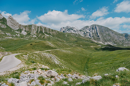 日出时的山谷 自然的夏季景观 山峰绿色自然风光 绿山景观顶峰爬坡冒险环境生态风景天空远足蓝色岩石图片