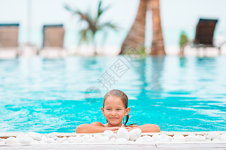 可爱的小女孩游泳在户外游泳池游泳晴天水池快乐享受娱乐假期孩子闲暇幸福泳装图片