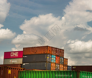用于物流进出口业务概念的工业集装箱箱 储存区堆放的货物集装箱烙印船运进口贸易出口送货大部分院子后勤盒子图片