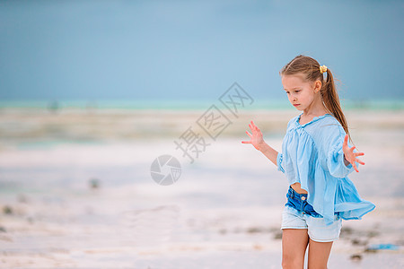 快乐女孩在沙滩上享受暑假沿海异国闲暇假期情感冒险海景旅行幸福游客图片