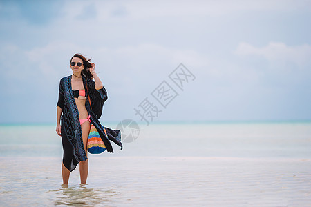 在沙滩度假的年轻美女 美丽的女孩成人自由游客闲暇海岸热带蓝色海滩旅行享受图片