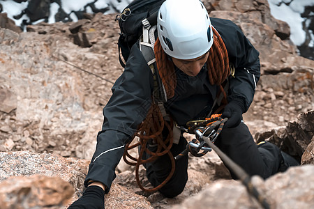 户外攀岩爬山者正在从山峰高峰会上抢掠男性登山者踪迹血统工具安全齿轮帮助登山首脑背景