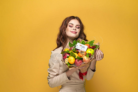 美丽的美女美人米花大衣水果花束放在手掌中展示工作室模型女士礼物食物作品女孩女性蔬菜素食主义者营养饮食图片