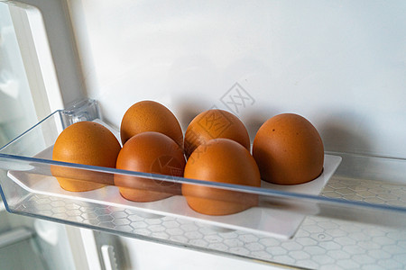 冰箱里半打鸡蛋 6个棕鸡蛋 在空的口腔冰箱里图片