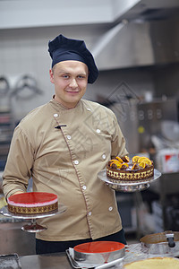 厨师在厨房准备沙漠蛋糕面包烹饪工作餐厅奶油糕点男性食物帽子香草图片